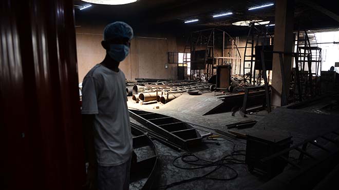 يعيد العمال بناء الأفران لمواجهة الزيادة في حرق الجثث